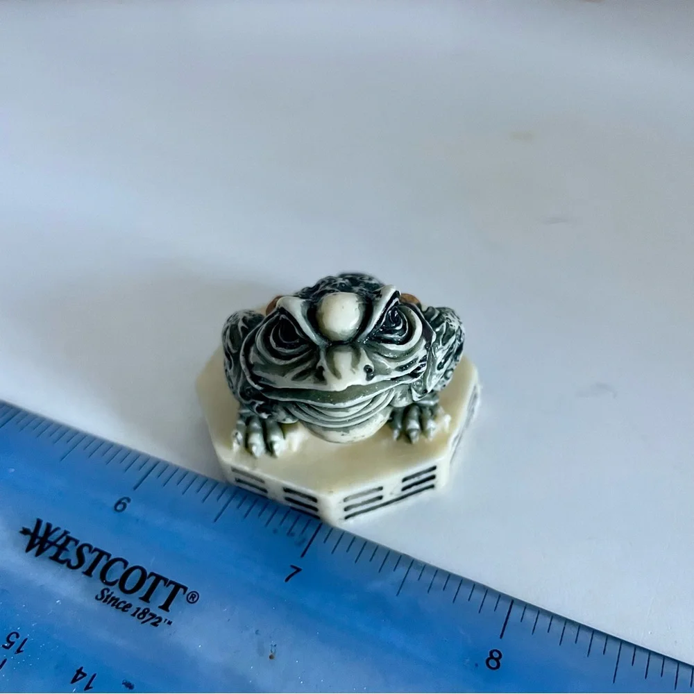 Relatable grumpy frog 🐸 - Picture 3 of 3